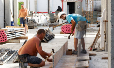 Des ouvriers travaillent sur un site de construction à Valence