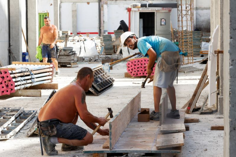 Des ouvriers travaillent sur un site de construction à Valence