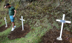 Un joueur de Chapecoense se recueille sur les lieux du mémorial dédié à l'accident d'avion ayant endeuillé le club brésilien, à Cerro Gordo (Colombie), le 26 septembre 2026 ( AFP / Jaime SALDARRIAGA )