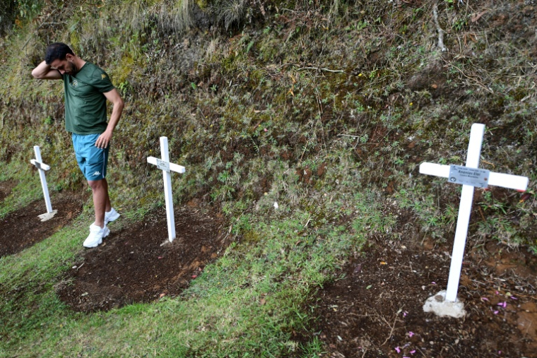 Un joueur de Chapecoense se recueille sur les lieux du mémorial dédié à l'accident d'avion ayant endeuillé le club brésilien, à Cerro Gordo (Colombie), le 26 septembre 2026 ( AFP / Jaime SALDARRIAGA )