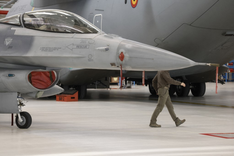 Volodymyr Zelensky, à côté d'un chasseur F-16 (illustration) ( AFP / SIMON WOHLFAHRT )