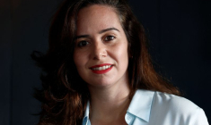 Sarah Knafo pose pour une photo après une interview à Paris