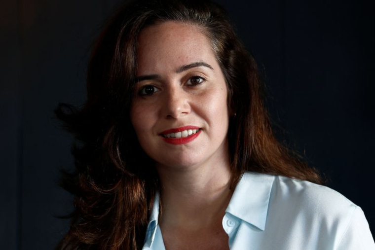 Sarah Knafo pose pour une photo après une interview à Paris