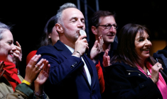 Emmanuel Grégoire, candidat à la mairie et Paris, et la maire sortante de Paris Anne Hildago, célèbrent sa victoire au 2e tour des municipales, le 22 mars 2026 à Paris ( AFP / Kenzo TRIBOUILLARD )