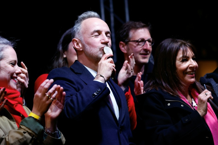 Emmanuel Grégoire, candidat à la mairie et Paris, et la maire sortante de Paris Anne Hildago, célèbrent sa victoire au 2e tour des municipales, le 22 mars 2026 à Paris ( AFP / Kenzo TRIBOUILLARD )