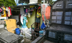 La cabane de Laileah Cuetara installée dans le cimetière Nord de Manille, le 21 octobre 2025 ( AFP / Jam STA ROSA )