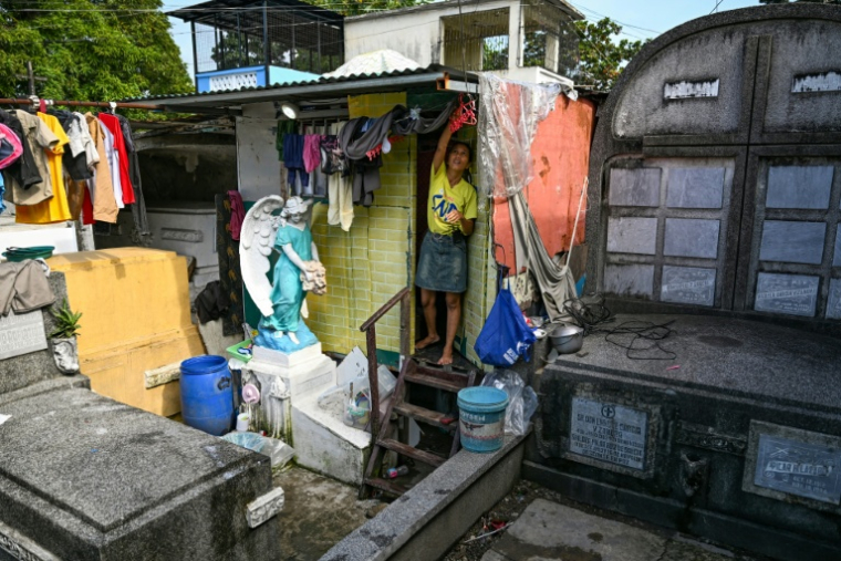 La cabane de Laileah Cuetara installée dans le cimetière Nord de Manille, le 21 octobre 2025 ( AFP / Jam STA ROSA )