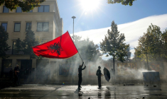 Des protestataires font face à des véhicules de police équipés de canons à eau, lors d’une manifestation antigouvernementale à Tirana, le 17 octobre 2026 en Albanie ( AFP / Adnan Beci )