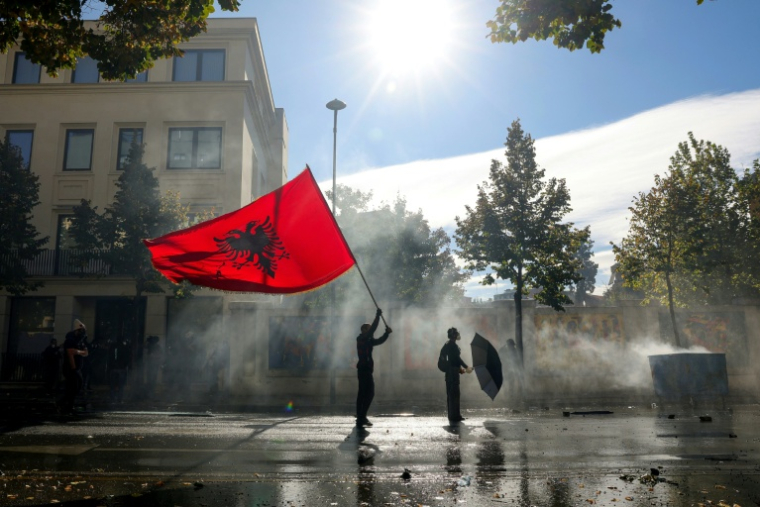 Des protestataires font face à des véhicules de police équipés de canons à eau, lors d’une manifestation antigouvernementale à Tirana, le 17 octobre 2026 en Albanie ( AFP / Adnan Beci )