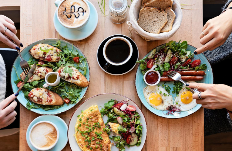 Certaines applications vous permettent de faire des économies sur l’addition au restaurant. ( crédit photo : Shutterstock )