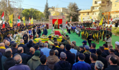 Des personnes rassemblées pour la cérémonie de funérailles le 21 février 2026 de membres du Hezbollah, au lendemain de leur mort dans une frappe militaire israélienne à Baalbek, dans la vallée de la Bekaa ( AFP / - )