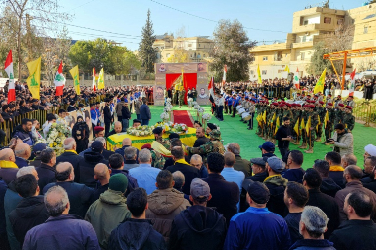 Des personnes rassemblées pour la cérémonie de funérailles le 21 février 2026 de membres du Hezbollah, au lendemain de leur mort dans une frappe militaire israélienne à Baalbek, dans la vallée de la Bekaa ( AFP / - )