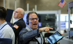 Les traders travaillent sur le parquet de l'American Stock Exchange (AMEX) à la Bourse de New York (NYSE)