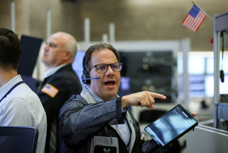 Les traders travaillent sur le parquet de l'American Stock Exchange (AMEX) à la Bourse de New York (NYSE)