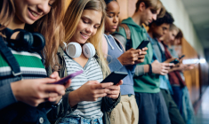 Les smartphones seront-ils bientôt interdits dans les couloirs des lycées ? (crédit: Adobe Stock)