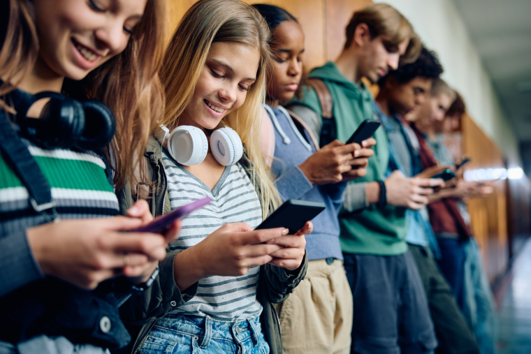 Les smartphones seront-ils bient&ocirc;t interdits dans les couloirs des lyc&eacute;es ? (cr&eacute;dit: Adobe Stock)