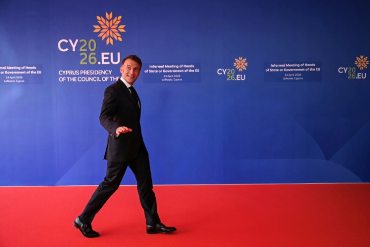 Le président Emmanuel Macron assiste à un sommet européen le 24 avril 2026 à Nicosie  ( AFP / NICOLAS TUCAT )