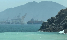 TImage tirée d'une vidéo de l'AFPTV, du 12 juillet 2026, montrant un navire près du détroit d'Ormuz, au large de la côte orientale des Émirats arabes unis, à Khor Fakkan ( AFPTV / - )