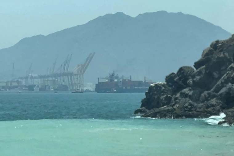 TImage tirée d'une vidéo de l'AFPTV, du 12 juillet 2026, montrant un navire près du détroit d'Ormuz, au large de la côte orientale des Émirats arabes unis, à Khor Fakkan ( AFPTV / - )