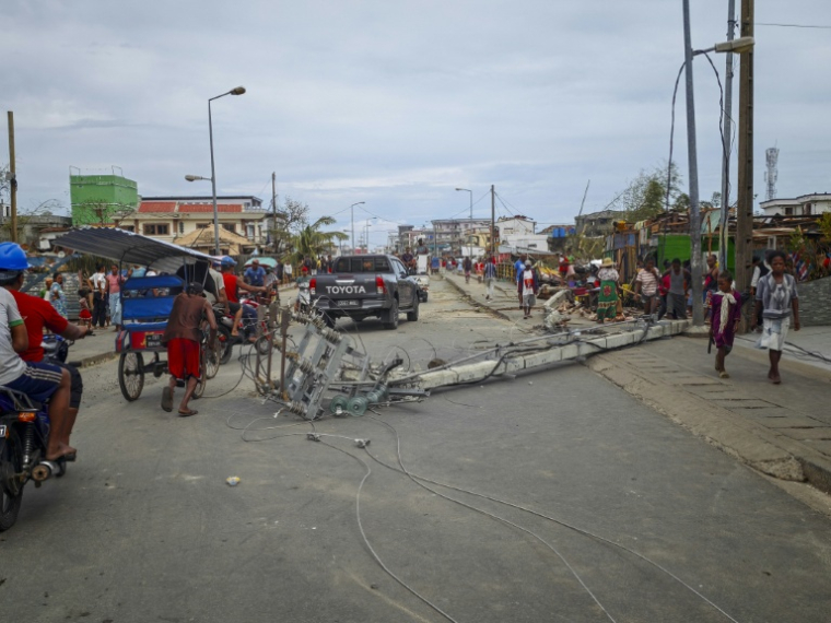 Un poteau électrique à terre dans la ville malgache de Toamasina, frappée de plein fouet par le cyclone Gezani, le 11 février 2026 ( AFP / Tsiky Sikonina )