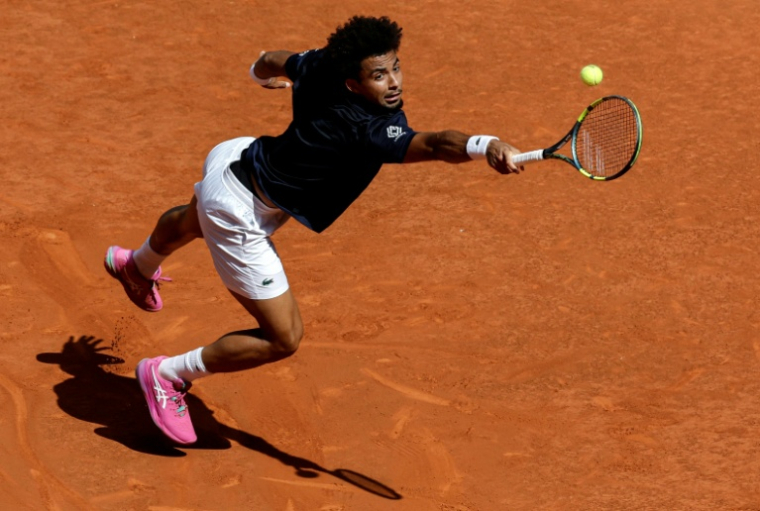 Arthur Fils débordé par Jannik Sinner, le numéro un mondial, lors de la demi-finale du Masters 1000 de Madrid, le 1er mai 2026 ( AFP / OSCAR DEL POZO )