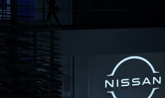 Le logo de Nissan est visible, le jour de la présentation des résultats financiers de l'exercice 2024 du constructeur automobile au siège de l'entreprise à Yokohama
