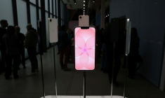 Un iPhone 17e à New York (Etats-Unis), le 4 mars 2026  ( AFP / TIMOTHY A. CLARY )