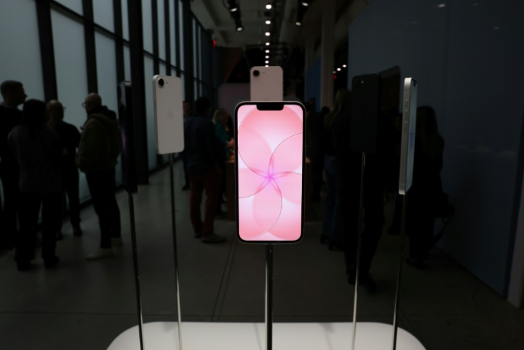 Un iPhone 17e à New York (Etats-Unis), le 4 mars 2026  ( AFP / TIMOTHY A. CLARY )