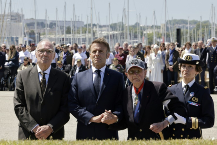Le président de la République Emmanuel Macron (2e à gauche) avec le vétéran Paul Leterrier (2e à droite) à Cherbourg, dans la Manche, le 7 juin 2024 ( POOL / André PAIN )