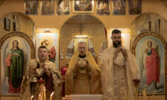 Des prêtres ukrainiens dirigent un service de prière à l'église des saints martyrs Vira, Nadia, Lyubov et Mère Sophie de l'Église orthodoxe d'Ukraine, alignée sur Kiev, le 13 juillet 2025 à Kramatorsk  ( AFP / Roman PILIPEY )