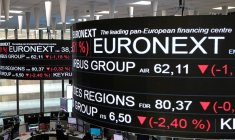 Le cours des actions d'entreprises affiché sur des écrans à Euronext Paris