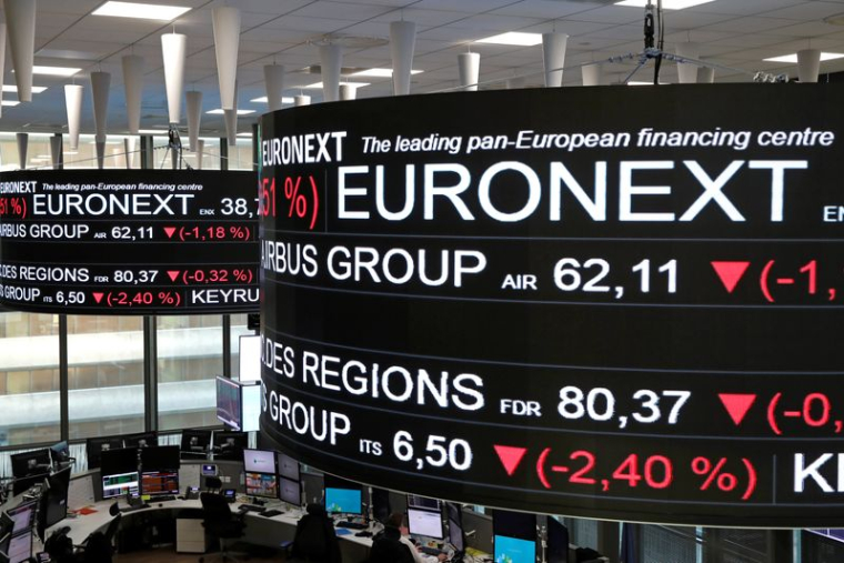 Le cours des actions d'entreprises affiché sur des écrans à Euronext Paris