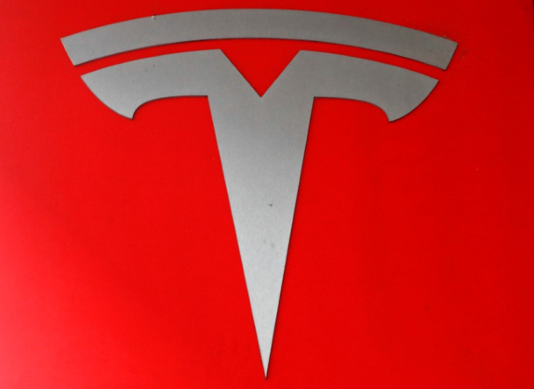 TESLA TRANSIGE APRÈS UNE PLAINTE COLLECTIVE CONTRE AUTOPILOT