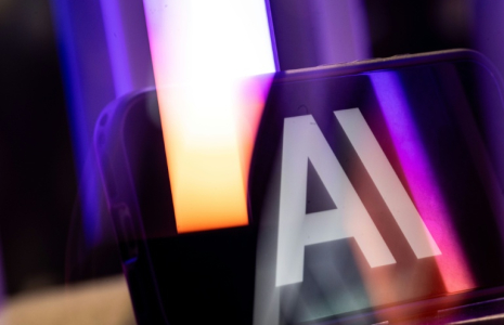 Trois maîtres de l'informatique théorique racontent à l'AFP les effets vertigineux de ces percées de l'IA, qui se multiplient et secouent la communauté scientifique ( AFP / ANDREJ IVANOV )