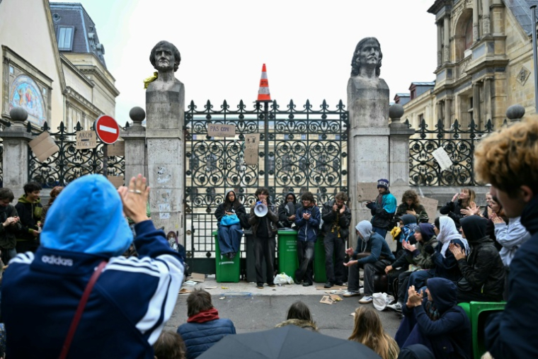 Des lycéens devant l'Ecole des Beaux-Arts de Paris, le 9 octobre 2026 ( AFP / LOU BENOIST )
