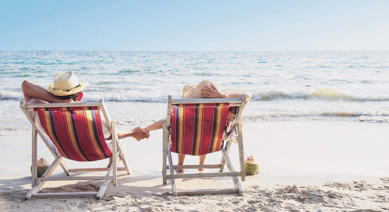 La période estivale est propice à un certain relâchement. Mais les marchés financiers, eux, ne prennent jamais de vacances. Autant respecter quelques règles simples pour vos placements boursiers. (© Freepik)