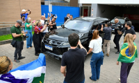 Un véhicule transportant l'ancien président brésilien Jair Bolsonaro quitte la clinique privée DF Star à Brasilia, le 17 septembre 2025 ( AFP / Evaristo Sa )