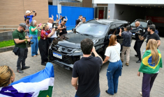Un véhicule transportant l'ancien président brésilien Jair Bolsonaro quitte la clinique privée DF Star à Brasilia, le 17 septembre 2025 ( AFP / Evaristo Sa )
