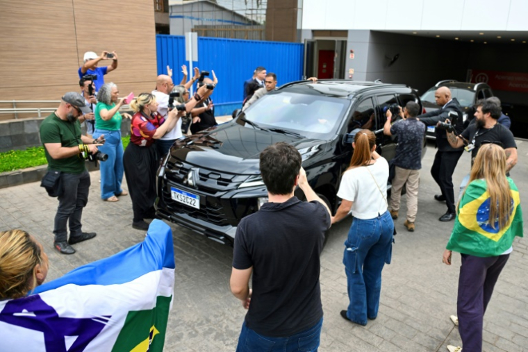 Un véhicule transportant l'ancien président brésilien Jair Bolsonaro quitte la clinique privée DF Star à Brasilia, le 17 septembre 2025 ( AFP / Evaristo Sa )