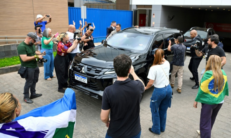 Un véhicule transportant l'ancien président brésilien Jair Bolsonaro quitte la clinique privée DF Star à Brasilia, le 17 septembre 2025 ( AFP / Evaristo Sa )