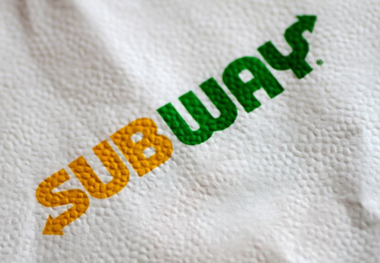Photo d'illustration d'un logo Subway sur une serviette de table