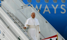 Le pape Léon XIV à son arrivée à l'aéroport internaiotnal de Beyrouth, le 30 novembre 2025 au Liban ( AFP / Andreas SOLARO )