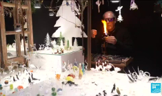 La magie de Noël s'invite à Paris et les touristes affluent