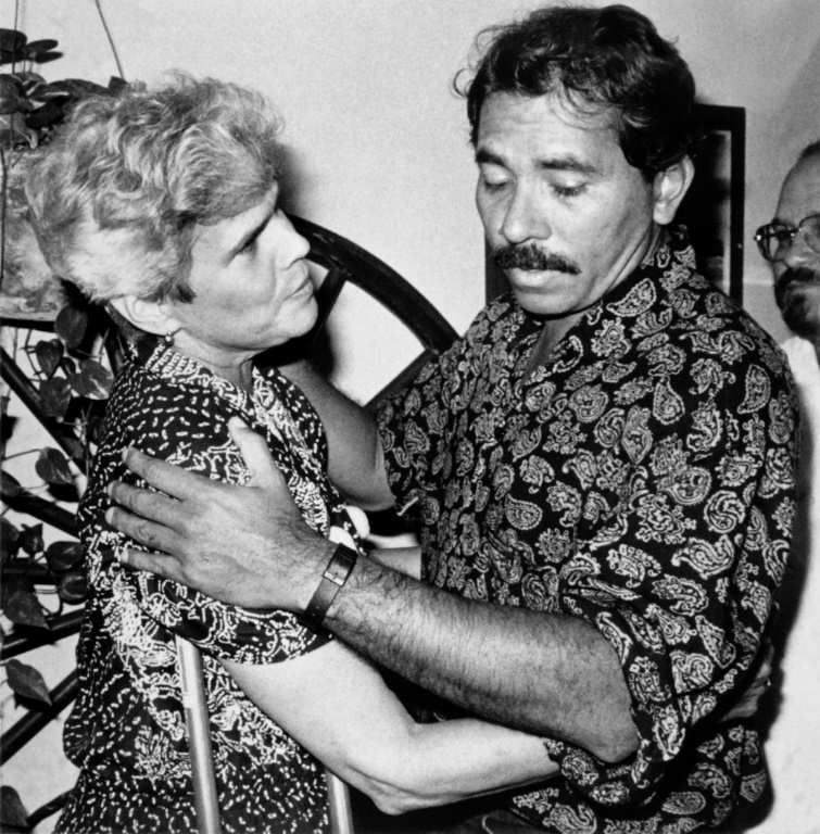 La présidente élue du Nicaragua, Violeta Chamorro salue Daniel Ortega qu'elle a battu à la présidentielle, le 26 février 1990 à Managua ( POOL / - )