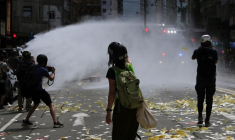 DES MANIFESTANTS DISPERSÉS AU CANON À EAU À HONG KONG