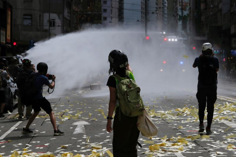 DES MANIFESTANTS DISPERSÉS AU CANON À EAU À HONG KONG