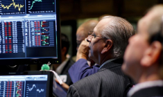 Les traders travaillent sur le parquet principal de la Bourse de New York