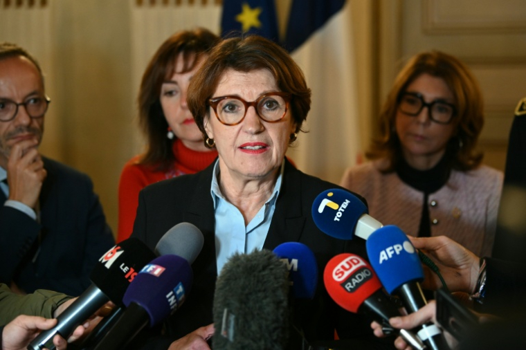 La ministre de l'Agriculture Annie Genevard répond à des journalistes, le 15 décembre 2025 à Toulouse ( AFP / Matthieu RONDEL )