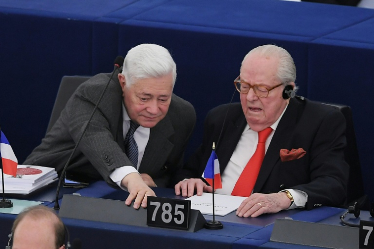 Bruno Gollnisch (G) et Jean-Marie Le Pen le 16 avril 2019 au Parlement européen à Strasbourg ( AFP / FREDERICK FLORIN )