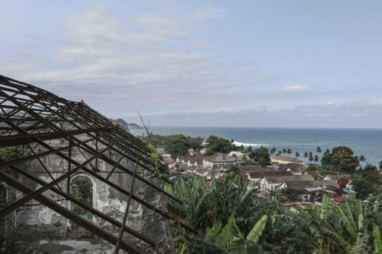 Les sanzalas de la roça d'Agua Izé, l'une des six classées par l'Unesco, à Sao Tomé-et-Principe, le 10 août 2026 ( AFP / Daniel BELOUMOU OLOMO )